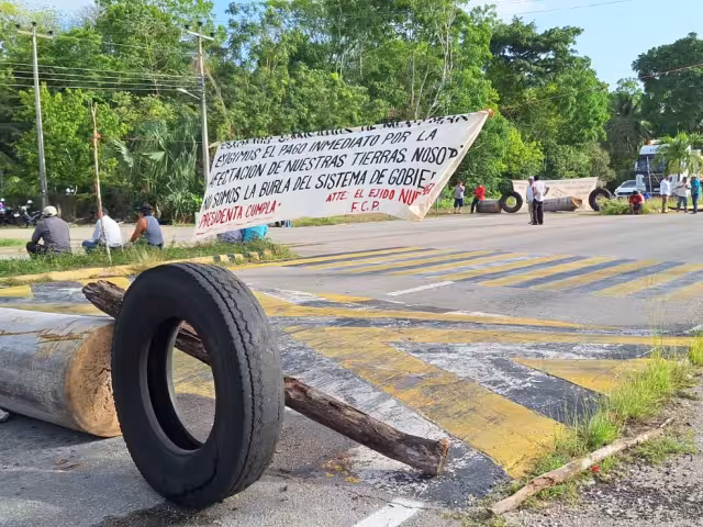 Desde las primeras horas de esta mañana, los ejidatarios comenzaron el bloqueo