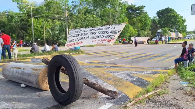 Desde las primeras horas de esta mañana, los ejidatarios comenzaron el bloqueo