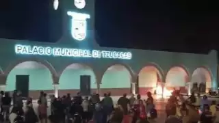 Manifestantes incendian el Palacio Municipal de Tzucacab en protesta por la muerte de un joven; esto sabemos