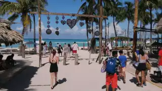 Los viajeros que llegaron en barcos de ruta dieron vida al malecón y a los restaurantes de playa, pero no al resto de la ínsula