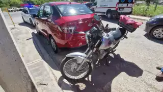 Taxista impacta a motociclista en la Héroe de Nacozari, Campeche, dejando un lesionado