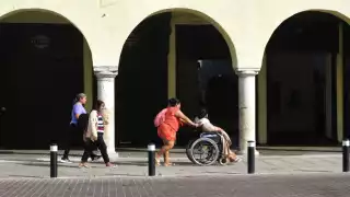 Personas con discapacidad viven retos  para acceder a los espacios públicos y transporte en Mérida
