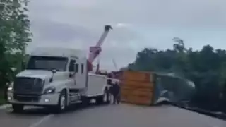 Tráiler choca sobre la autopista El Tintal-Playa del Carmen y la gente roba la mercancía