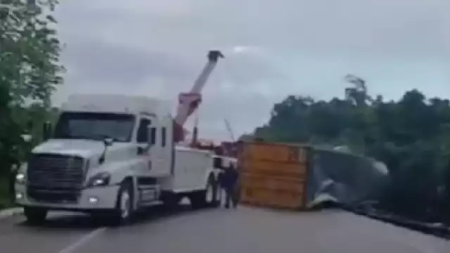 Las grúas maniobraron para poder retirar la caja del tráiler.