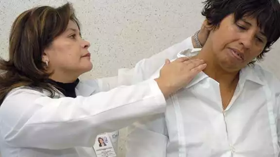 Este virus se transmite por contacto directo con una persona infectada o por aire, a través de gotas de saliva expulsadas Este virus se transmite por contacto directo con una persona infectada o por aire, a través de gotas de saliva expulsadas