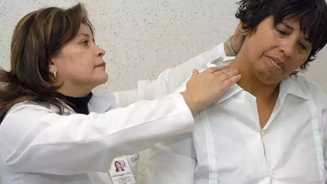 Este virus se transmite por contacto directo con una persona infectada o por aire, a través de gotas de saliva expulsadas