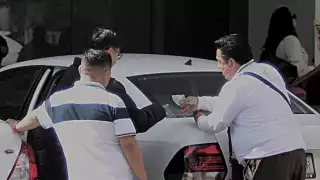 Vendedores de transportes acosan a turistas en la Terminal 2 del aeropuerto de Cancún