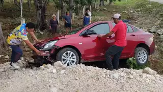 Abuelito se duerme y pierde el control de su vehículo en Campeche
