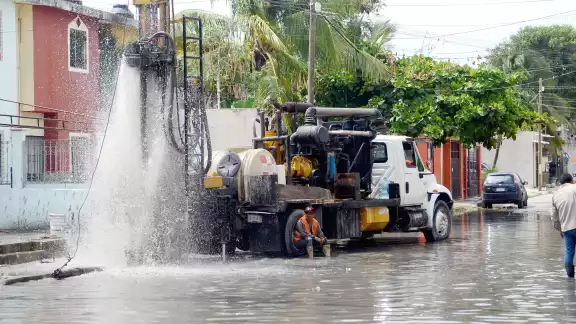 En Cancún operan cerca de 5 mil 800 alcantarillas, de las cuales, el 70% recibe mantenimiento, limpieza de rejillas, interconexiones y areneros En Cancún operan cerca de 5 mil 800 alcantarillas, de las cuales, el 70% recibe mantenimiento, limpieza de rejillas, interconexiones y areneros