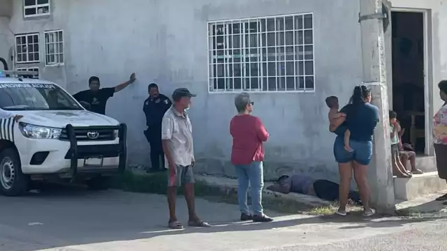 Tensión en colonia La Playa: hombre bocabajo espera ambulancia sin respuesta