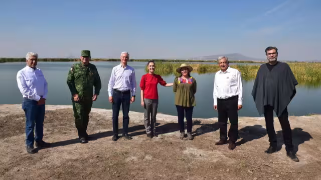 El presidente Andrés Manuel López Obrador supervisa avances en el Lago de Texcoco, en 2021