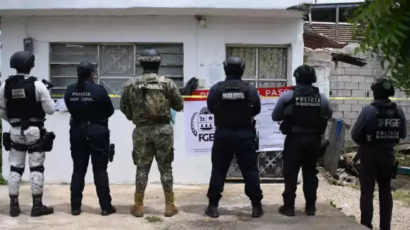 Elementos de diferentes corporaciones federales, estatales y municipales cumplimentaron los cateos. Elementos de diferentes corporaciones federales, estatales y municipales cumplimentaron los cateos.