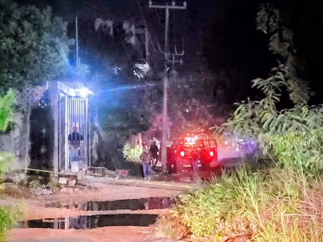 A unos metros del fraccionamiento Villas Otoch Paraíso fue abandonado el cuerpo.