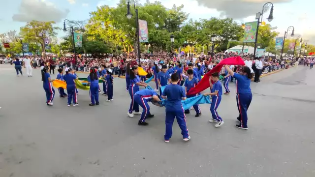 Más de 4,300 participantes desfilaron en el CXIV aniversario de la Revolución Mexicana en Ciudad del Carmen
