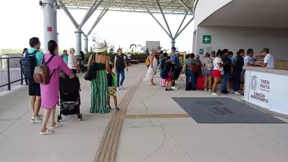 Viajeros afirman su deseo de viajar debido a la publicad del tren Viajeros afirman su deseo de viajar debido a la publicad del tren