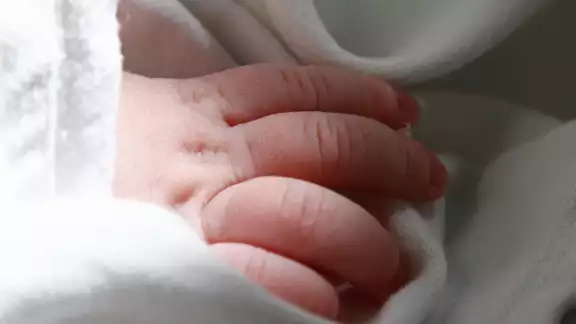 Desde su ingreso al nosocomio, el estado de salud de la infante es grave Desde su ingreso al nosocomio, el estado de salud de la infante es grave
