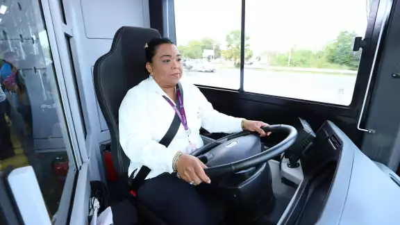 Flor Yanué conduce una unidad articulada de 18 metros de largo