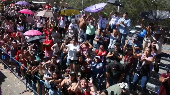 A pesar del fuerte calor, los asistentes al último derrotero del Carnaval de Mérida disfrutaron del ambiente de fiesta A pesar del fuerte calor, los asistentes al último derrotero del Carnaval de Mérida disfrutaron del ambiente de fiesta