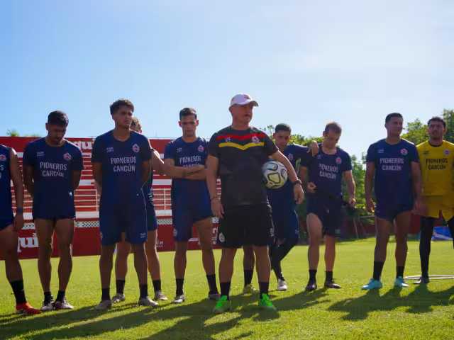 Los jugadores de Pioneros disfrutaron la convivencia con Fut Down.