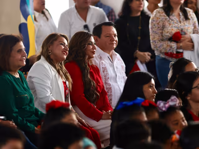 El gobernador Joaquín Díaz Mena visitó Casa Otoch y entregó regalos navideños a los niños y adolescentes
