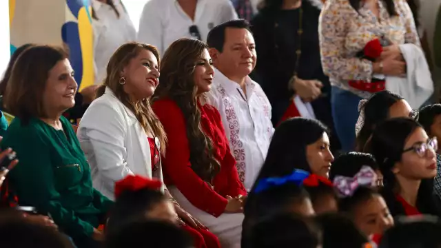 El gobernador Joaquín Díaz Mena visitó Casa Otoch y entregó regalos navideños a los niños y adolescentes