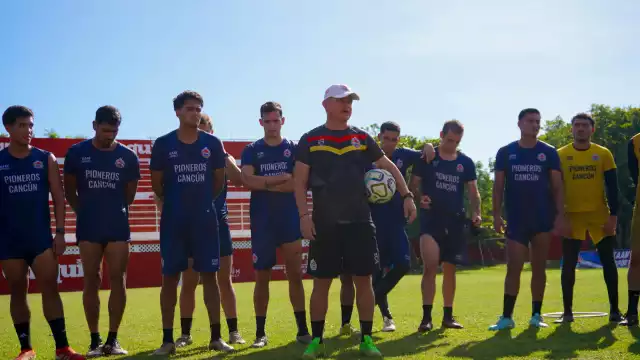 Los jugadores de Pioneros disfrutaron la convivencia con Fut Down.