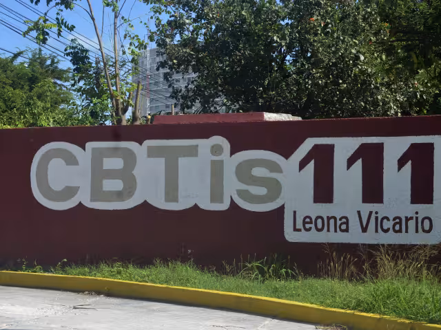 El director del plantel educativo, Pedro Murgía, protegió al agresor impidiendo que las autoridades lo detuvieran