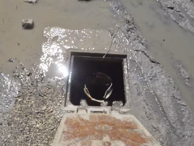 Vecinos dijeron que reportaron el problema a la concesionaria desde hace seis meses.