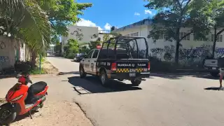 Mujer motociclista resulta lesionada tras ser impactada por un conductor en Tulum