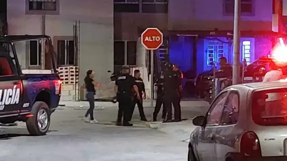 Elementos policiacos llegaron al lugar para resguardar la escena.