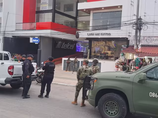 Distintos elementos del gobierno participaron en un cateo en el centro de la ciudad.