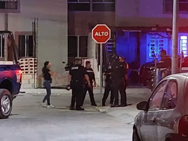 Elementos policiacos llegaron al lugar para resguardar la escena.