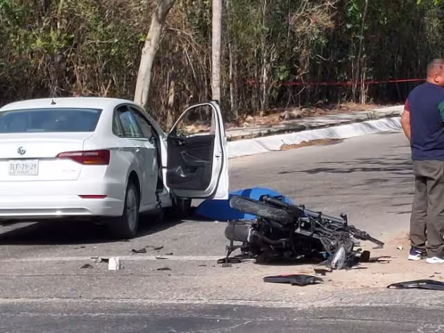 Una menor de edad, que viajaba con el ahora occiso, fue trasladada de urgencias y en estado delicado al hospital general de Playa del Carmen