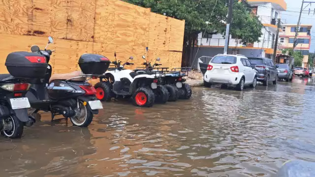 La lluvia duro poco más de una hora, causando acumulación de agua en las calles