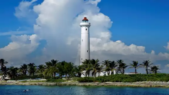 Isla Mujeres es también reconocido por su ambiente tranquilo Isla Mujeres es también reconocido por su ambiente tranquilo