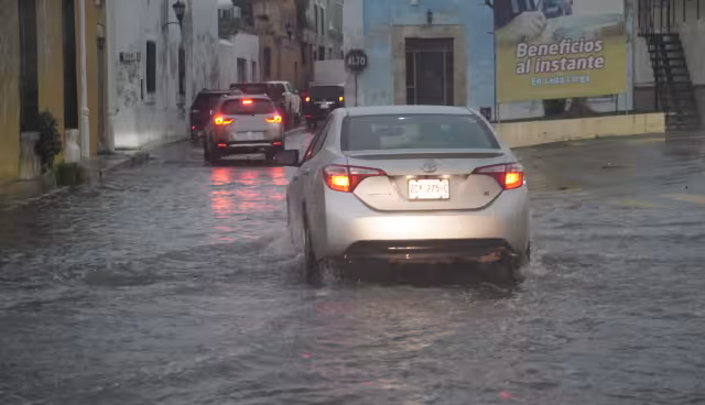 En caso de crearse un nuevo ciclón, tendría el nombre de Debby, destacó la dependencia.