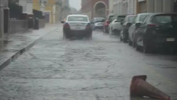 unto a Servicios Públicos trabajan en la limpieza de alcantarillas, drenajes y canales pluviales. unto a Servicios Públicos trabajan en la limpieza de alcantarillas, drenajes y canales pluviales.