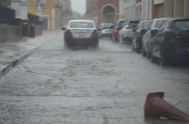 unto a Servicios Públicos trabajan en la limpieza de alcantarillas, drenajes y canales pluviales.