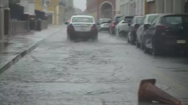 unto a Servicios Públicos trabajan en la limpieza de alcantarillas, drenajes y canales pluviales.