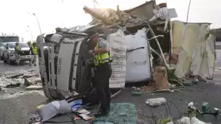 Rapiñaron camión de flores volcado en Campeche