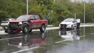 Adulto mayor provoca fuerte choque en la avenida Costera en Campeche