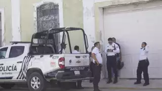 Mujer es despojada de dinero en Campeche por sujetos a bordo de un auto tipo taxi