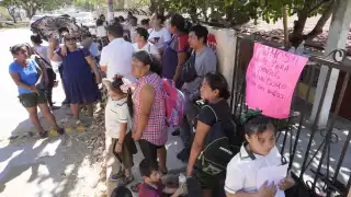 Padres de familia  Toman la primaria “Lázaro Cárdenas” en Campeche   