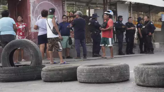 Atravesaron llantas para impedir el paso de los vehículos, conscientes de esta afectación Atravesaron llantas para impedir el paso de los vehículos, conscientes de esta afectación