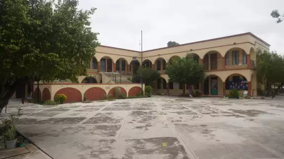 La mayoría de los refugios son escuelas. La mayoría de los refugios son escuelas.