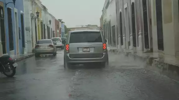 Se registraron inundaciones en varias zonas de la ciudad debido a las lluvias intermitentes Se registraron inundaciones en varias zonas de la ciudad debido a las lluvias intermitentes