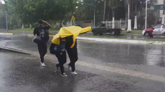 Calles y avenidas principales registraron encharcamientos importantes