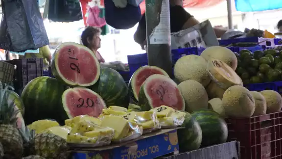 Actualmente el precio está entre los cinco a seis pesos por kilogramo. Actualmente el precio está entre los cinco a seis pesos por kilogramo.