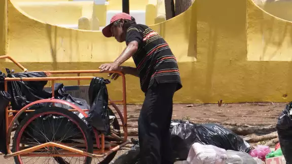 Hay personas que prefieren trabajar y no mendigar, afirman locatarios.