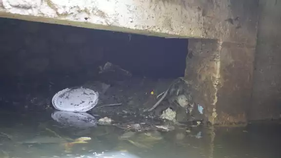 La mega obra no ha sido limpiado ni ha recibido mantenimiento desde su construcción, por lo que se encuentra obstruido por basura y arena La mega obra no ha sido limpiado ni ha recibido mantenimiento desde su construcción, por lo que se encuentra obstruido por basura y arena